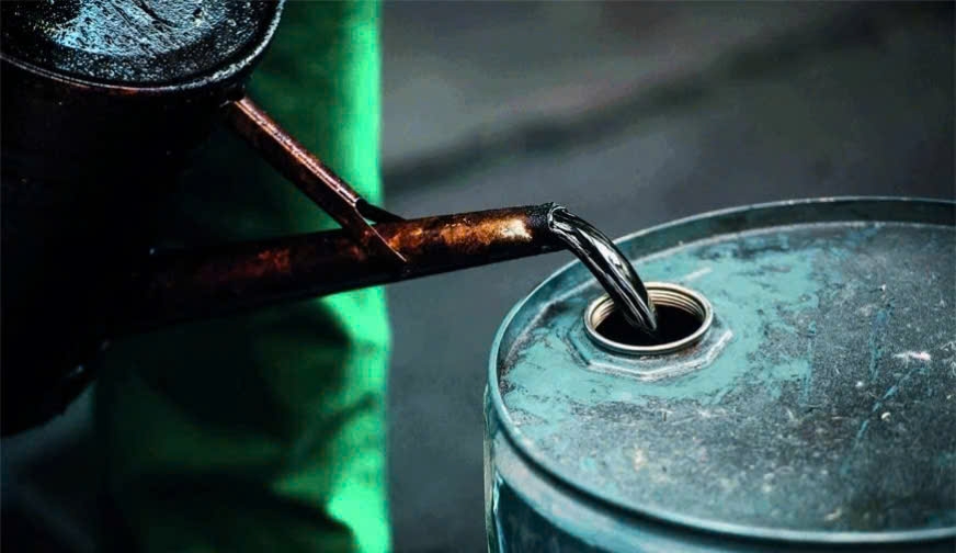 Giá xăng dầu giảm liên tiếp tạo áp lực “kép” lên doanh nghiệp đầu mối